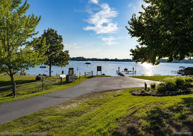 Listing Photo 4 - Condo for sale in building located at 3182 Beechtree Ct, Lake Orion, MI 48360