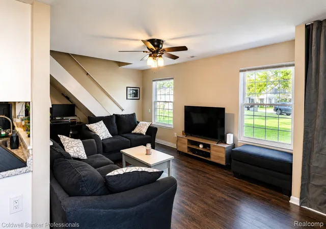 Listing Photo 5 - Condo for sale in building located at 3182 Beechtree Ct, Lake Orion, MI 48360