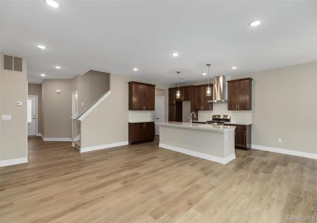 2nd image of 807 Balmoral Ln, Troy, MI 48085 | MLS# 20261050195