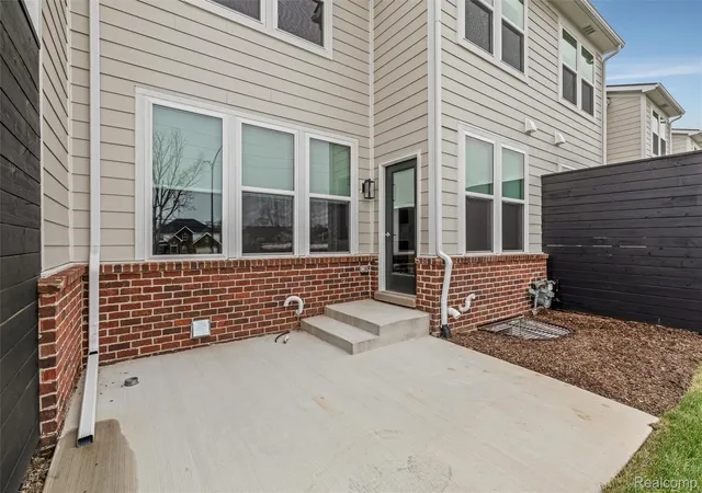 Listing Photo 2 - Condo for sale in building located at 807 Balmoral Ln, Troy, MI 48085
