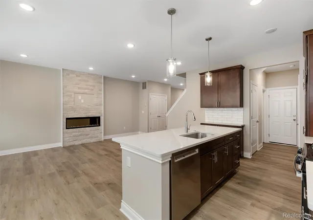 Listing Photo 5 - Condo for sale in building located at 807 Balmoral Ln, Troy, MI 48085