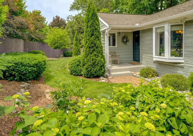 Photo 4 of Single family home for sale at 11711 S W Bay Shore Dr, Traverse City, MI 49684 | MLS# 78080070537 | Listing updated on 2026-09-10