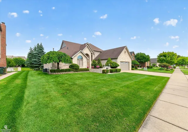 Photo 2 of Single family home for sale at 46640 Glen Pointe Dr, Shelby Township, MI 48315 | MLS# 58050213536 | Listing updated on 2026-07-29