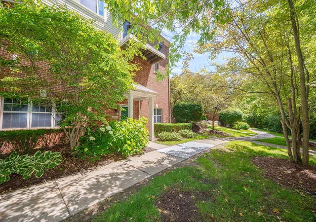 Listing Photo 4 - Condo for sale in building located at 39688 Rockcrest Ln, Northville, MI 48168