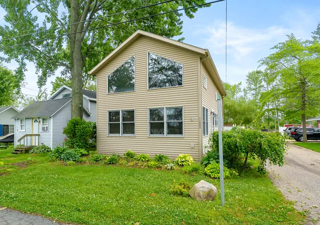 1st image of 11065 E Indian Lake Dr, Vicksburg, MI 49097 | MLS# 66026033348