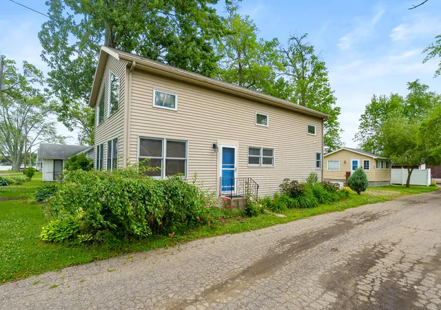 3rd image of 11065 E Indian Lake Dr, Vicksburg, MI 49097 | MLS# 66026033348