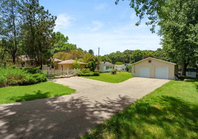 3rd image of 68334 Apple Ln, Benton Harbor, MI 49022 | MLS# 66026033353