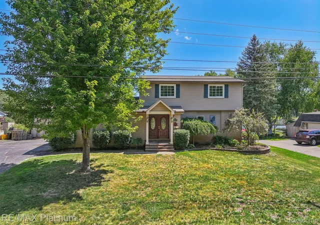 Photo 2 of Single family home for sale at 881 Bogie Lake Rd, White Lake, MI 48383 | MLS# 20261050345 | Listing updated on 2026-10-09