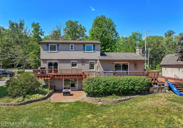 Photo 3 of Single family home for sale at 881 Bogie Lake Rd, White Lake, MI 48383 | MLS# 20261050345 | Listing updated on 2026-10-09