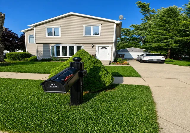 Photo 3 of Single family home for sale at 21812 Albion Ave, Farmington Hills, MI 48336 | MLS# 58050213591 | Listing updated on 2026-08-18