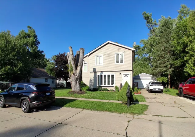 Photo 3 of Single family home for sale at 21812 Albion Ave, Farmington Hills, MI 48336 | MLS# 58050213591 | Listing updated on 2026-08-18