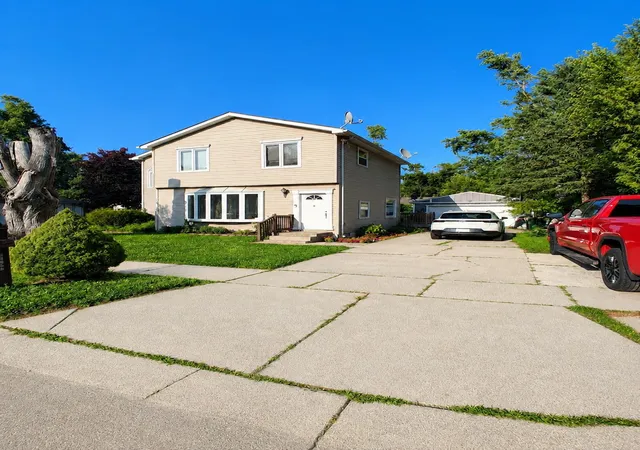 Photo 4 of Single family home for sale at 21812 Albion Ave, Farmington Hills, MI 48336 | MLS# 58050213591 | Listing updated on 2026-08-18