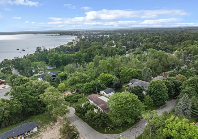 Photo 4 of Single family home for sale at 1303 Ramsdell St, Traverse City, MI 49684 | MLS# 78080070569 | Listing updated on 2026-09-23