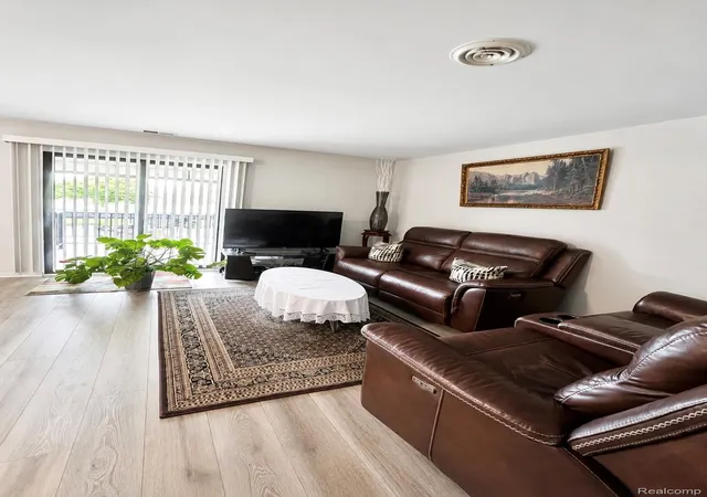 3rd image of 29838 Utica Rd, Roseville, MI 48066
