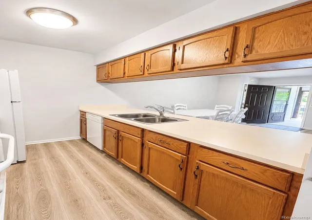 5th image of 29838 Utica Rd, Roseville, MI 48066