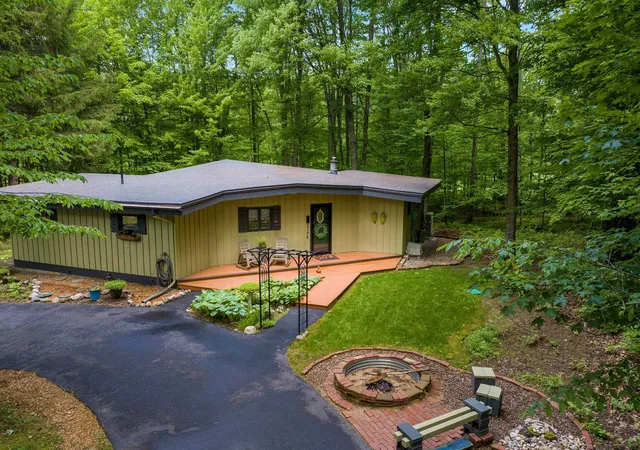 Photo 2 of Single family home for sale at 2176 W Schuss Mountain Dr, Bellaire, MI 49615 | MLS# 78080070579 | Listing updated on 2026-07-07