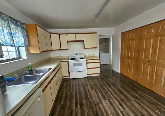 Listing Photo 5 - Condo for sale in building located at 1015 S Webster St, Saginaw, MI 48609
