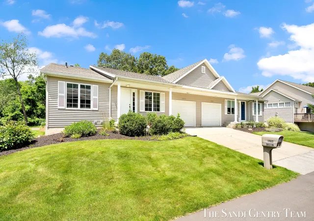 Listing Photo 3 - Condo for sale in building located at 17632 Dustin Dr, Spring Lake, MI 49456