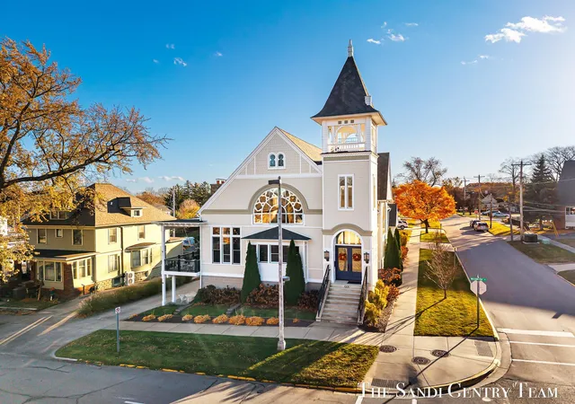 Photo 3 of Single family home for sale at 600 Washington Ave, Grand Haven, MI 49417 | MLS# 71026033547 | Listing updated on 2026-07-02