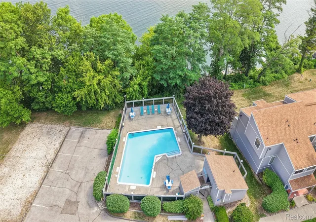 Listing Photo 4 - Condo for sale in building located at 9597 Harbour Cvs Ct, Ypsilanti, MI 48197 - Unit #105