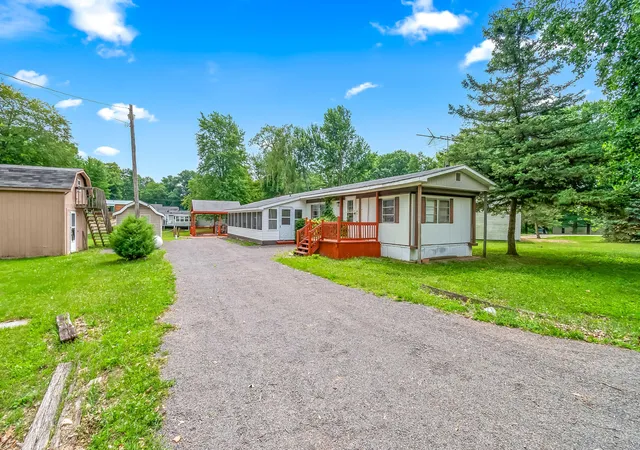 Photo 2 of Single family home for sale at 6915 Rowley Dr, Osseo, MI 49266 | MLS# 53026033607 | Listing updated on 2026-09-05
