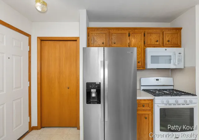 Listing Photo 3 - Condo for sale in building located at 447 Falcon Dr, Wayland, MI 49348