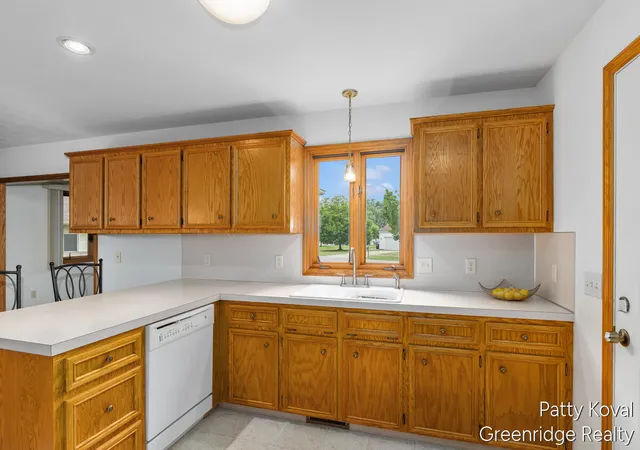 Listing Photo 4 - Condo for sale in building located at 447 Falcon Dr, Wayland, MI 49348