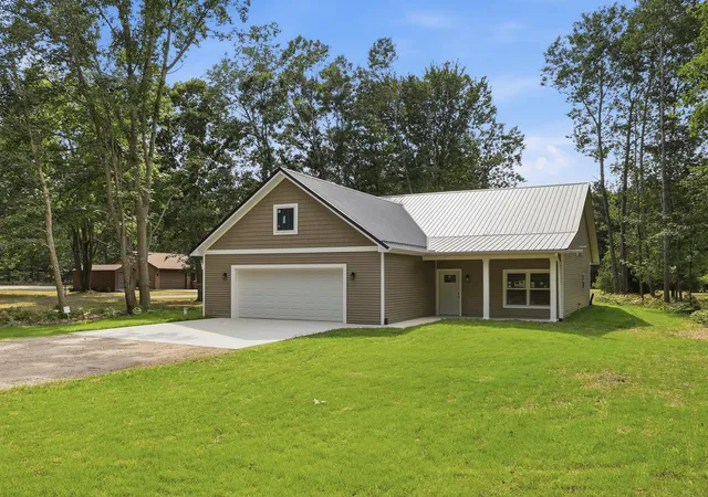 2nd image of 6805 Mayfair Dr, Stanwood, MI 49346 | MLS# 72026033610
