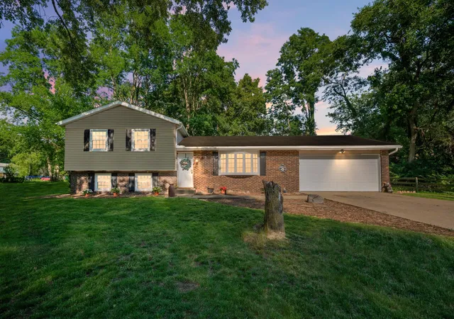 Photo 2 of Single family home for sale at 1523 Balmoral Ln, Niles, MI 49120 | MLS# 69026033624 | Listing updated on 2026-10-05