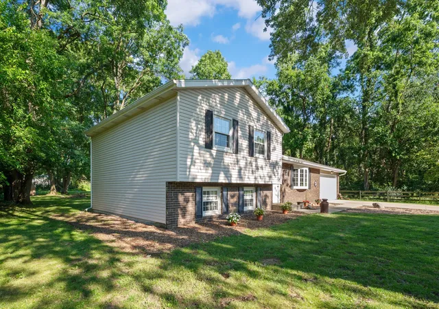 Photo 3 of Single family home for sale at 1523 Balmoral Ln, Niles, MI 49120 | MLS# 69026033624 | Listing updated on 2026-10-05