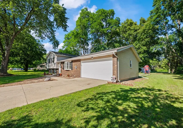 Photo 4 of Single family home for sale at 1523 Balmoral Ln, Niles, MI 49120 | MLS# 69026033624 | Listing updated on 2026-10-05