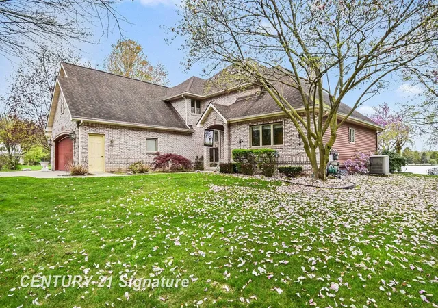 Photo 3 of Single family home for sale at 1944 E Lake Cir Dr, Saginaw, MI 48609 | MLS# 61050213697 | Listing updated on 2026-08-31