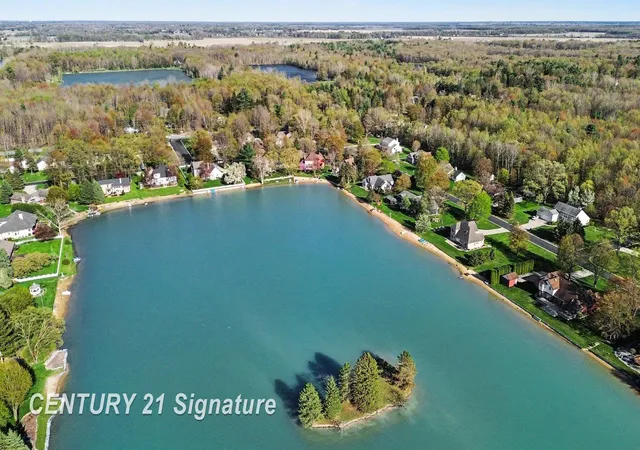 Photo 4 of Single family home for sale at 1944 E Lake Cir Dr, Saginaw, MI 48609 | MLS# 61050213697 | Listing updated on 2026-08-31