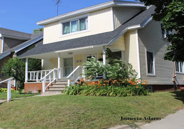 2nd image of 832 College Ave Ne, Grand Rapids, MI 49503 | MLS# 65026033627