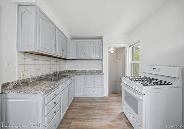 Photo 4 of Single family home for sale at 28553 Pinehurst St, Roseville, MI 48066 | MLS# 20261050697 | Listing updated on 2026-09-06