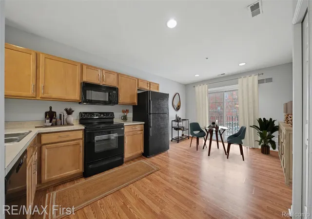 Listing Photo 2 - Condo for sale in building located at 1582 Devon Ln, Troy, MI 48084 - Unit #