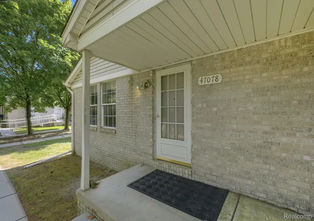 Listing Photo 3 - Condo for sale in building located at 47078 Auburn Ct, Shelby Township, MI 48317