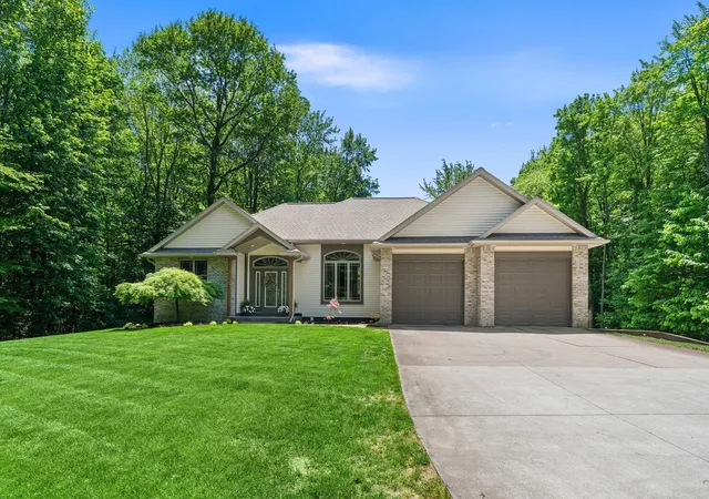 1st image of 16528 Hemlock Dr, Spring Lake, MI 49456 | MLS# 65026033681