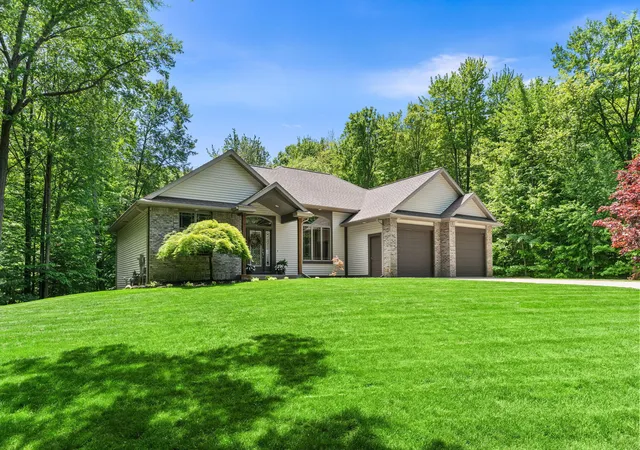 3rd image of 16528 Hemlock Dr, Spring Lake, MI 49456 | MLS# 65026033681