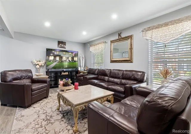 Listing Photo 4 - Condo for sale in building located at 8948 Shawn Dr, Sterling Heights, MI 48312