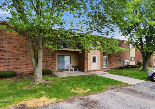 Listing Photo 2 - Condo for sale in building located at 34670 Clarkson Dr W, Macomb, MI 48026