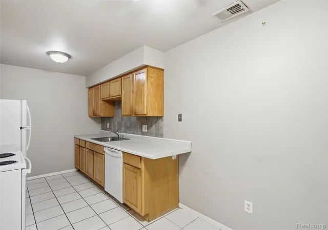 Listing Photo 4 - Condo for sale in building located at 34670 Clarkson Dr W, Macomb, MI 48026