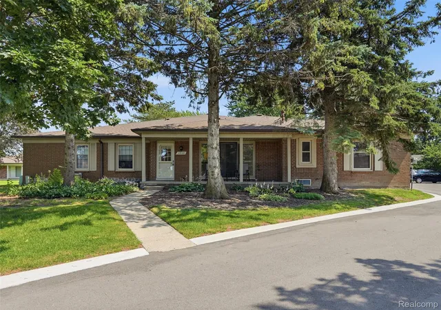 2nd image of 49139 Conway Ct, Shelby Township, MI 48315
