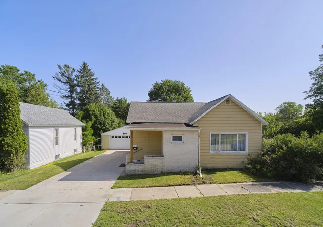 Photo 1 of Single family home for sale at 163 Van Buren St, Manistee, MI 49660 | MLS# 67026033753 | Listing updated on 2026-09-18