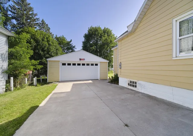 Photo 2 of Single family home for sale at 163 Van Buren St, Manistee, MI 49660 | MLS# 67026033753 | Listing updated on 2026-09-18