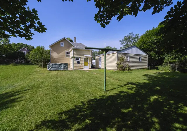 Photo 3 of Single family home for sale at 163 Van Buren St, Manistee, MI 49660 | MLS# 67026033753 | Listing updated on 2026-09-18