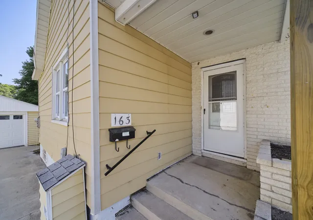 Photo 4 of Single family home for sale at 163 Van Buren St, Manistee, MI 49660 | MLS# 67026033753 | Listing updated on 2026-09-18