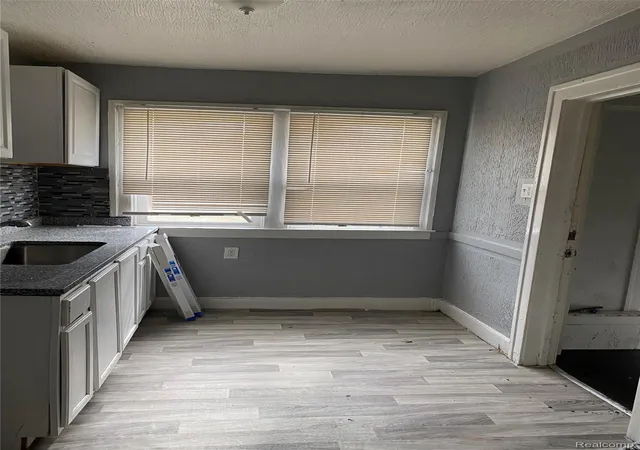 Listing Photo 5 - Condo for sale in building located at 8248 Roselawn St, Detroit, MI 48204