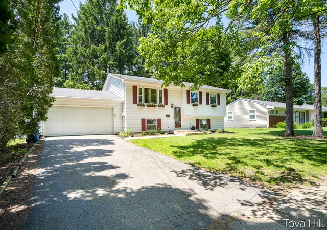 2nd image of 1111 Bretton Dr, Kalamazoo, MI 49006 | MLS# 65026033777