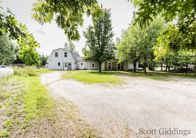 3rd image of 1402 E Deaner Rd Ne, Edmore, MI 48829 | MLS# 65026033780